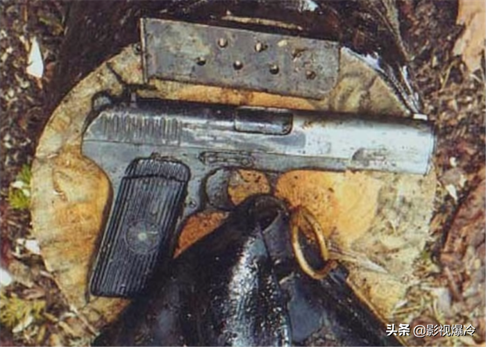 苏联飞行员已失踪77年,今“重见天日”,胸口却