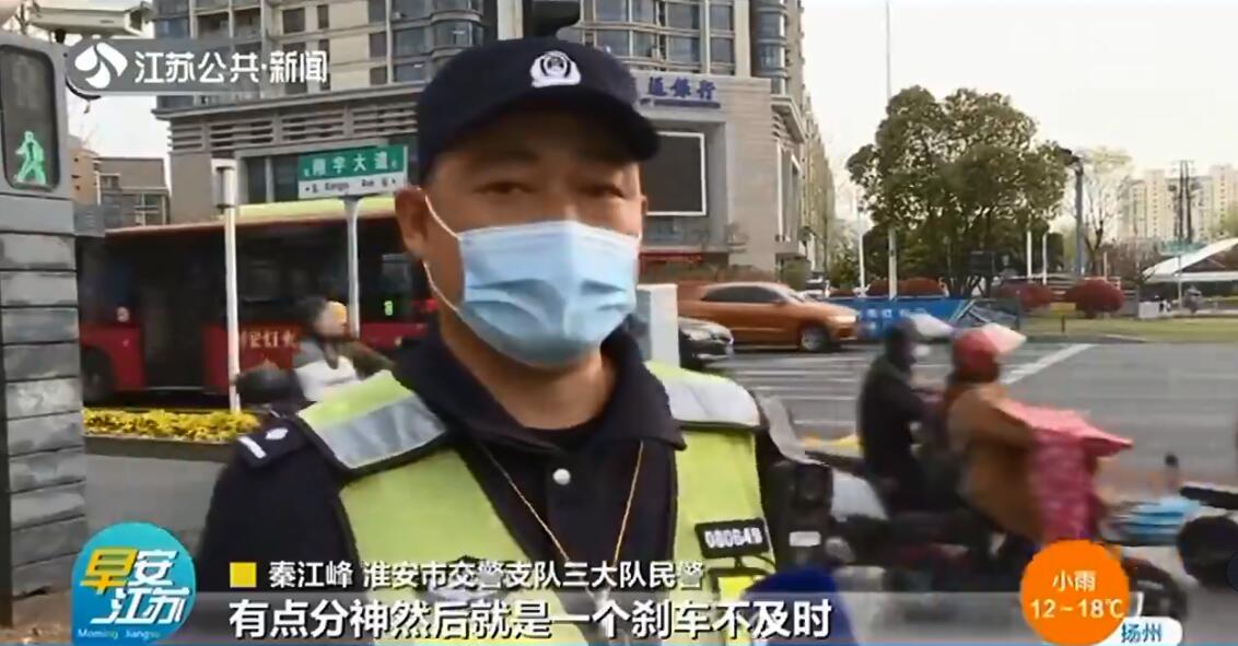 车辆侧翻水果落满地 警民联手变“搬运工”