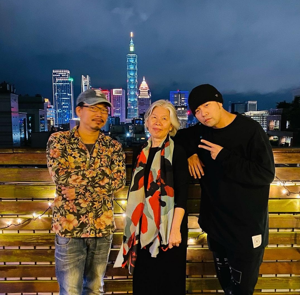 周杰倫攜媽媽妻子拜訪方文山，單臂摟住昆凌大方秀恩愛