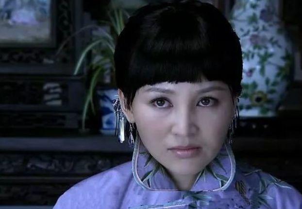 她25岁凭美貌走红，37岁当上华谊老板娘，今46岁被老公宠上天