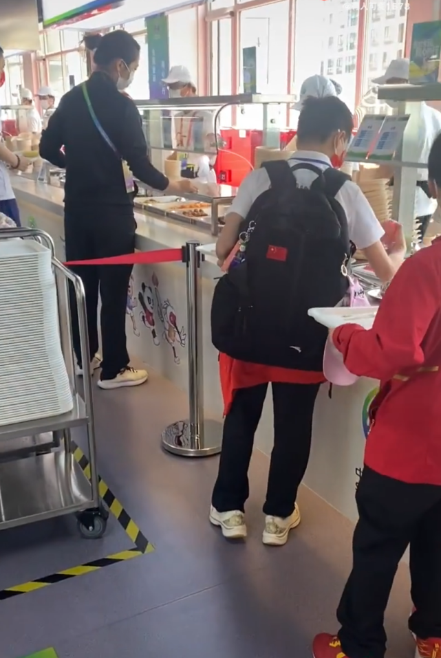 热闹场面曝光！全红蝉走进全运餐厅仍是焦点 其他运动员追随跟拍