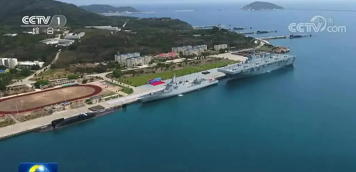 史上首次！中国三艘顶级战舰同时服役，给强敌敲响警钟，国人振奋