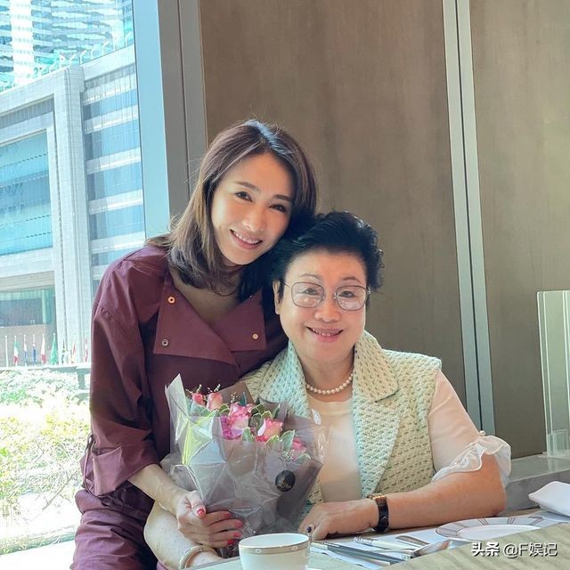 黎姿陪3位女兒搭渡海小輪欣賞維港女兒們很興奮被海景吸引了