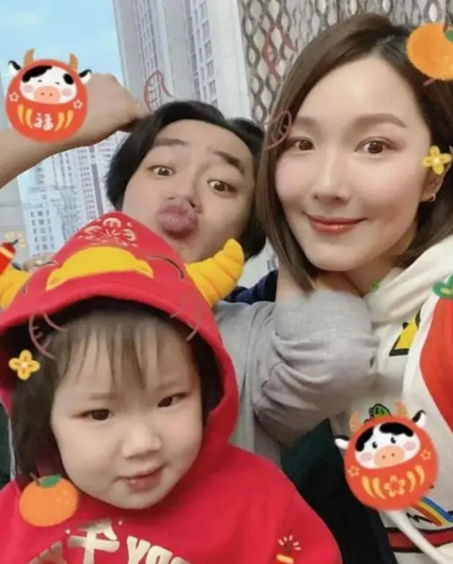 王祖藍曬全家福慶二寶滿百天，妹妹長相隨媽，姐姐笑起來超像爸爸