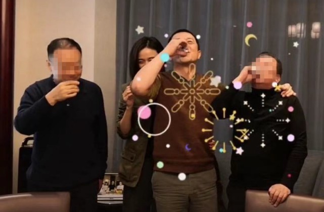 李亚鹏带新女友应酬，席间敬酒合影，这都是以