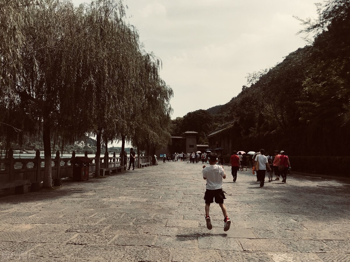 重庆名科在线：当你内心充满心事却无人可以倾诉怎么办？