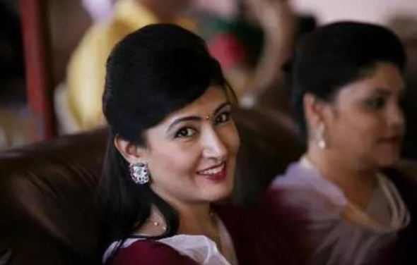 尼泊尔末代王妃：一夜沦为平民仍面带微笑，容貌和气质不输戴安娜