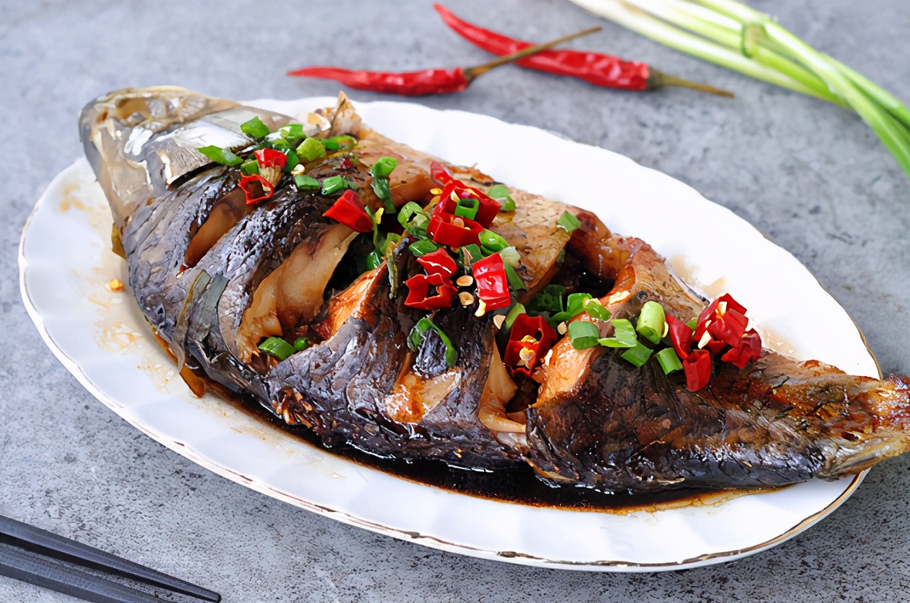 把整條魚扔進電飯鍋裡，不加油不放水，一周吃6次，餐餐都光盤