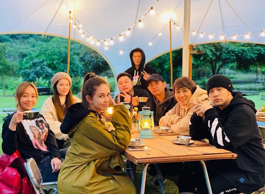 周杰倫耿直回應新專輯進度，帶妻兒游水族館，女兒與白鯨搞笑互動