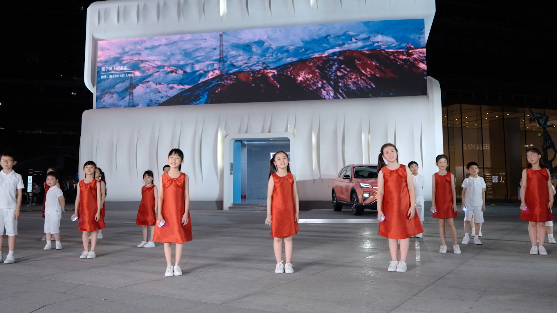 超燃！一群萌娃在北京R SPACE发起合唱快闪 迎接建党100周年