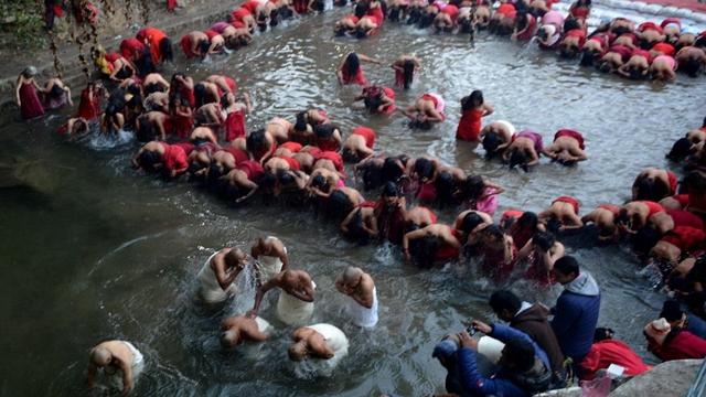 尼泊尔穷人生活，睡大街一样“开心”，网友：