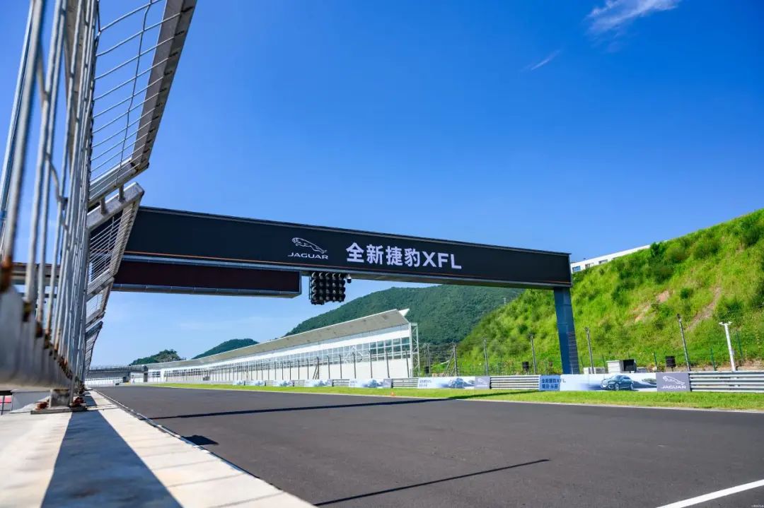 内饰大改，赛道试驾捷豹XFL