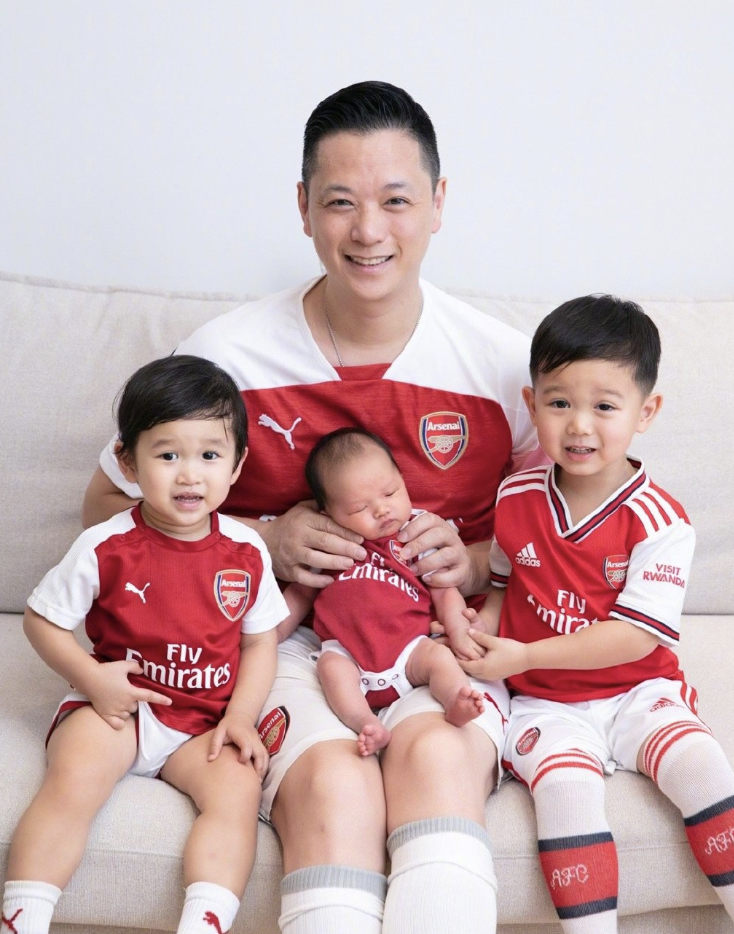 胡杏儿内地拍戏，丈夫既当爹又当妈带儿子捡贝壳，奕霆呛水萌态足