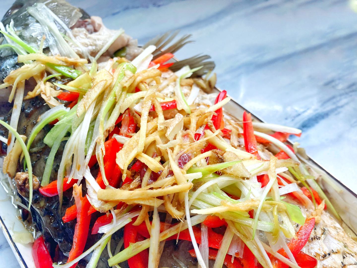 Follow Chef Wang Gang to make steamed fish without going to a restaurant. The taste is fragrant and tender, and the method is simple