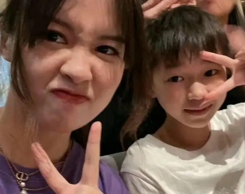 全红婵展示新技能！在何教练家过节，师母惊艳出镜，恩师满脸幸福