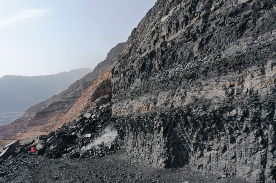 煤层自燃300多年，每年损失10亿元，25个火区“烧伤”贺兰山