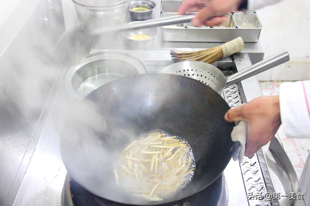 和韭菜“天生一对”宁可少吃肉也不能错过！5块一盘，鲜香下饭快