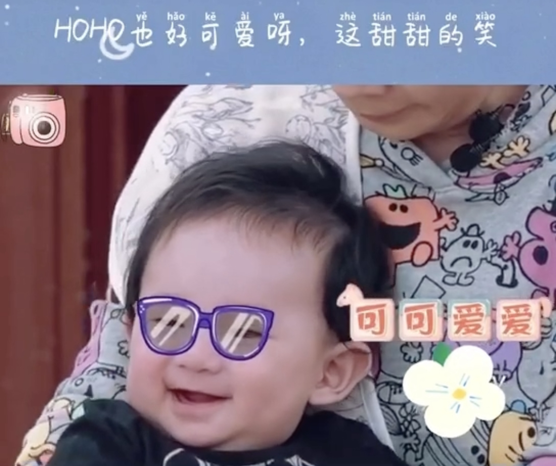 陈小春晒一岁半小儿子正面照，hoho原本像妈妈，现在变成迷你小春