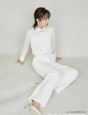 杨紫太有“女王范”，穿条纹短袖配阔腿裤，少女感十足