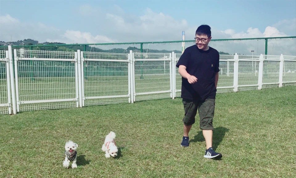 郝劭文：3歲出道10歲片酬千萬，身家卻被父母敗光，只能打工還債