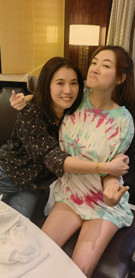 张智霖生日抱春哥后，袁咏仪庆生也紧搂应采儿，被侃夺夫之仇已报