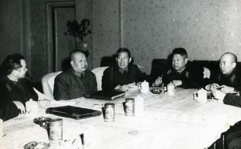 76年毛主席病逝后，李先念前去看望叶剑英，叶帅：陈锡联你熟悉吗