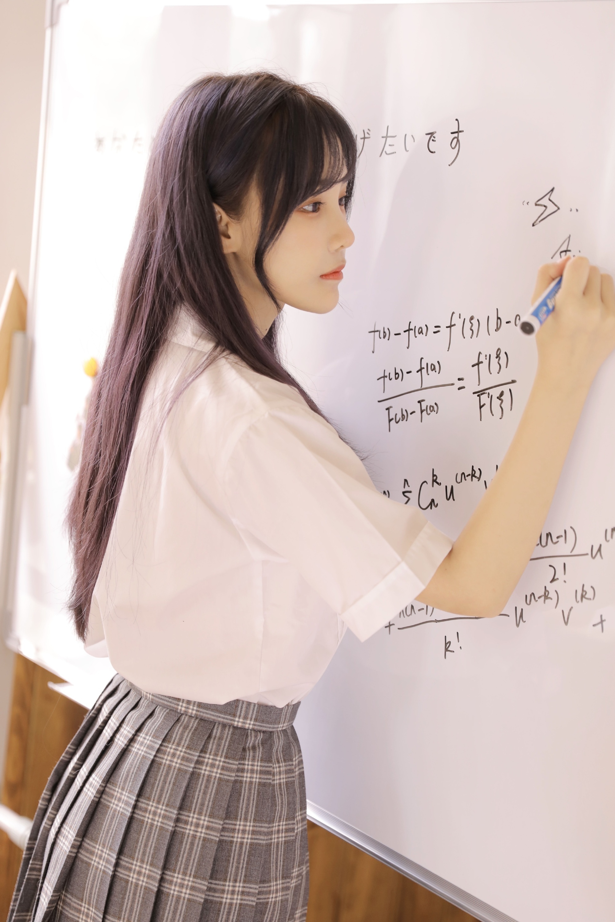 苏杉杉百褶裙制服写真像是学生时代里可爱的学妹更显俏皮魅力