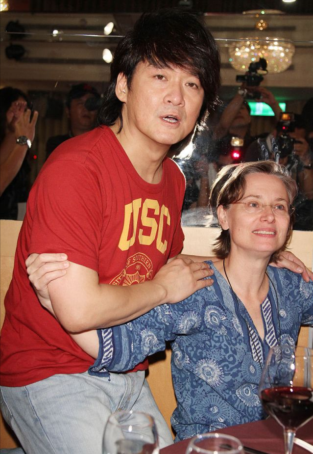 周華健罕見和美國妻子同框，61歲妻子頭髮花白，夫妻同框似母子