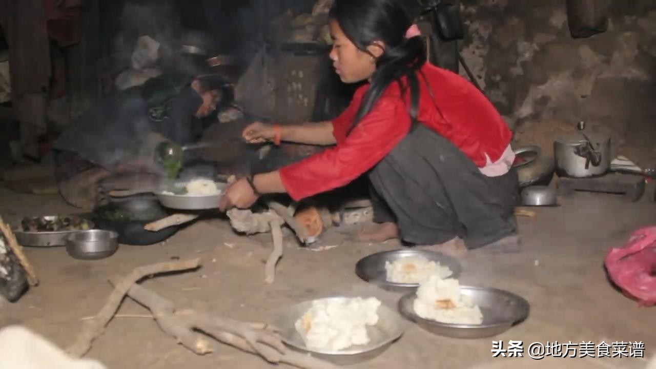 尼泊尔山区小姑娘大冬天摘野菜，回家还要煮饭炒菜，看着让人心疼