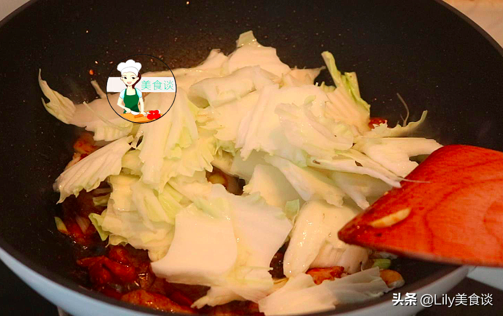 白菜燉豆腐時，先燉豆腐還是先炒白菜？ 都不對，大廚教你正確做法