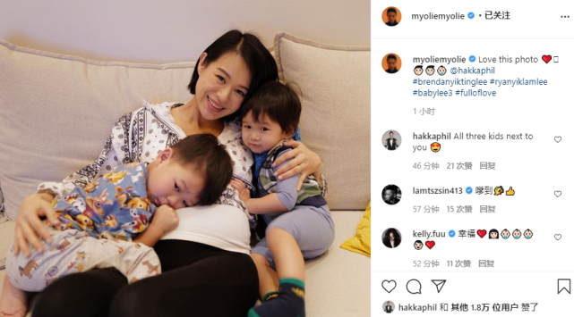 胡杏兒摟倆兒子幸福同框，奕霆趴媽媽孕肚感受胎動，畫面溫馨有愛