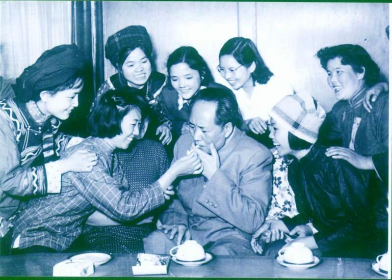 1957年，那个给毛主席点烟的女青年，后来怎么样了