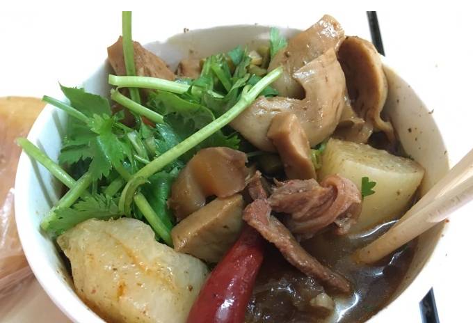 在武汉这个老城区，排队才能吃到传奇美食，物