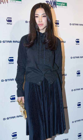 出生军人世家父亲是富商，35岁的朱珠为何能连续入选全球最美面孔