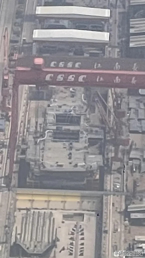 基本上可以确定003航母飞行甲板的宽度将超过美国福特级(图6) 基本上可以确定003航母飞行甲板的宽度将超过美国福特级