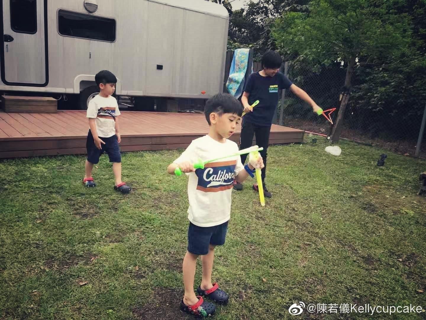 林志穎老婆帶仨兒子露營，kimi長高帥氣，貼心帶雙胞胎弟弟玩