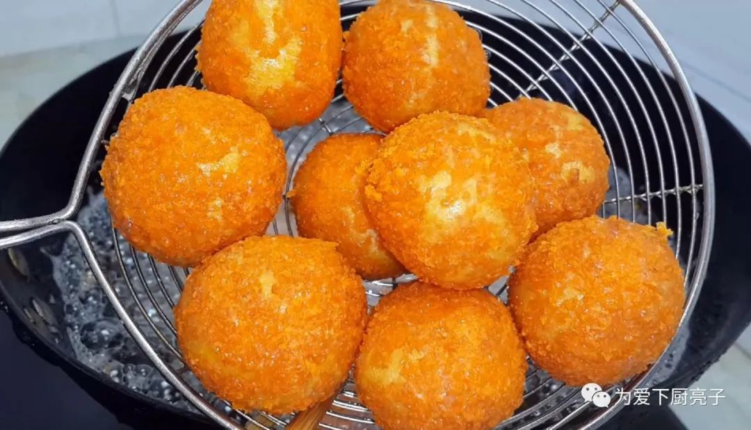 自制南瓜丸子的做法，锅里一炸，出锅不发硬不吸油，全家都抢着吃