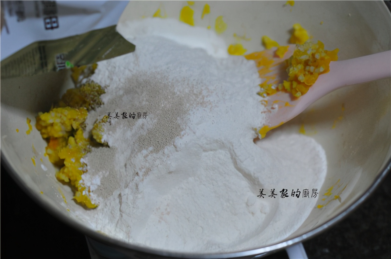 南瓜加一把小米，上鍋一蒸，清爽柔軟，香甜爽口，當早餐最開胃