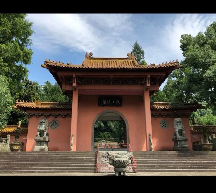 积善之家必有余庆吴越王为民谋利积功德 高僧倾情寻佳穴