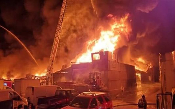 旧金山码头突发火灾，战舰时不时传出爆炸声，