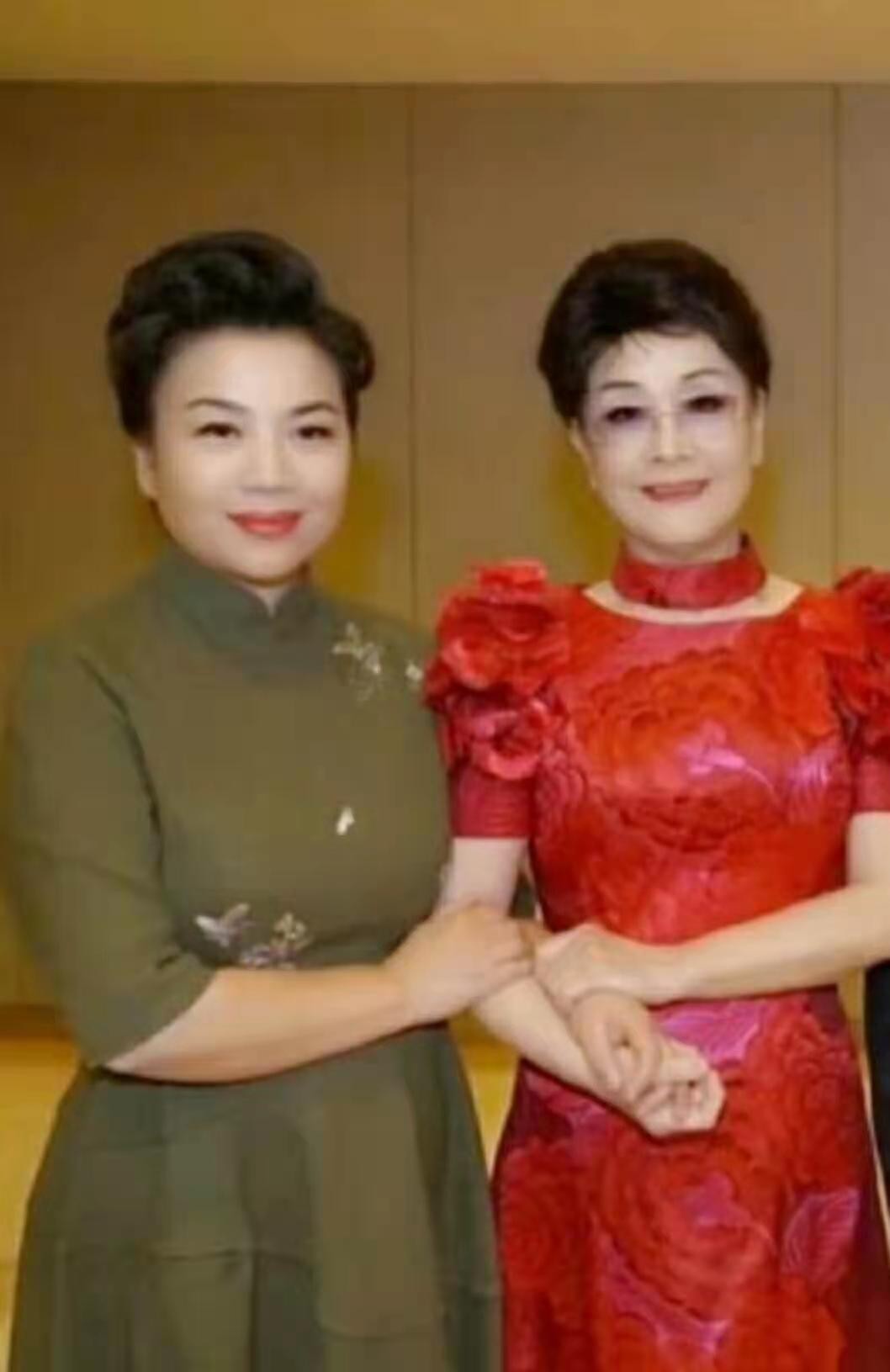 李谷一与朱龙广罕同框！穿紧身裙无一丝赘肉，