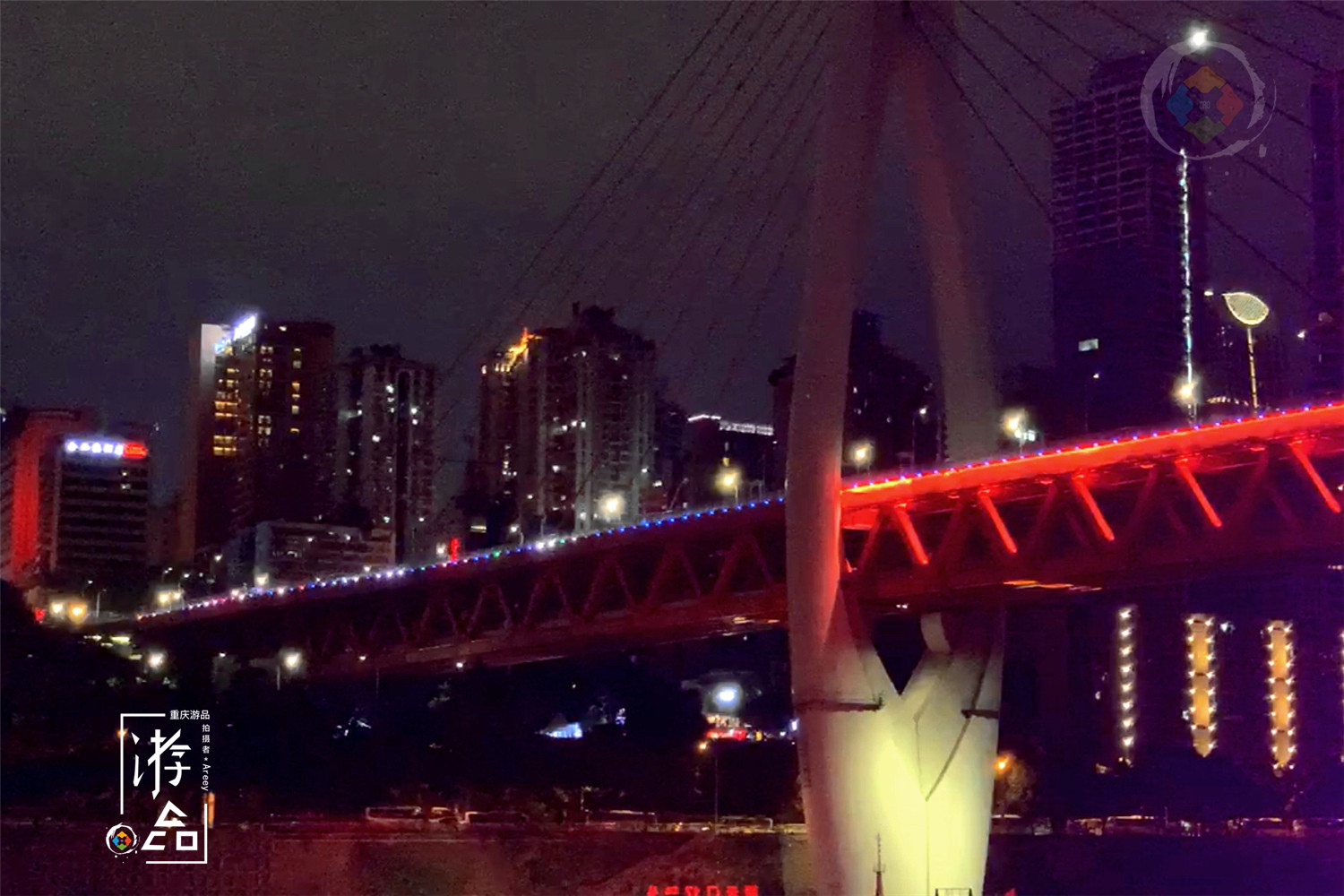 重庆黄金游轮有多豪华？内部一片金碧辉煌，高级自助餐随便吃