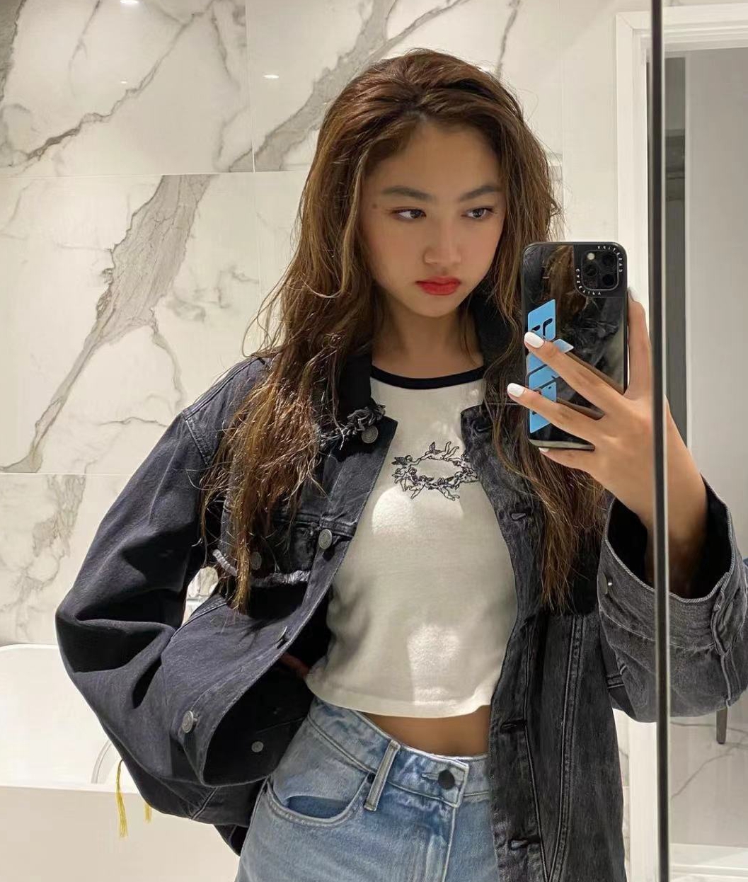 任达华16岁女儿褪去稚气，画大红唇晒女人味，慢慢从清纯变美艳