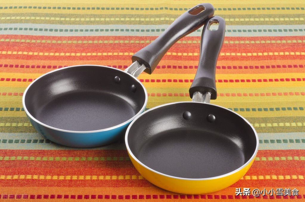 It turns out that nonstick pans need to be cooked, many people don't