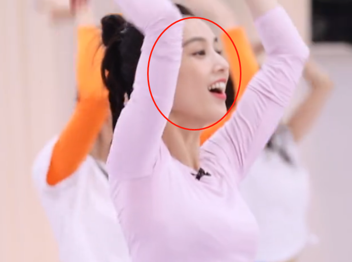 姐姐们都带妆练舞，只有吴昕与众不同，这么真实的昕姐我pick了