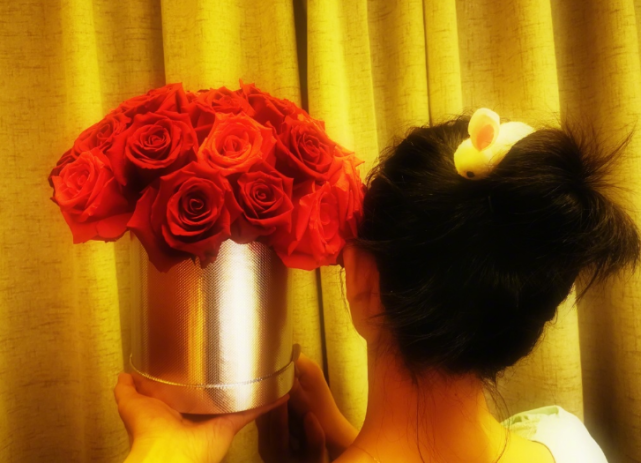 谢娜生完二胎复工，不忘与张杰撒糖，将老公保温杯随身带在身边