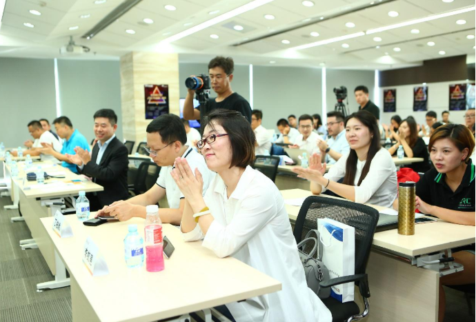 北京后厂村：精英云集 ，“月入五万消费五千”