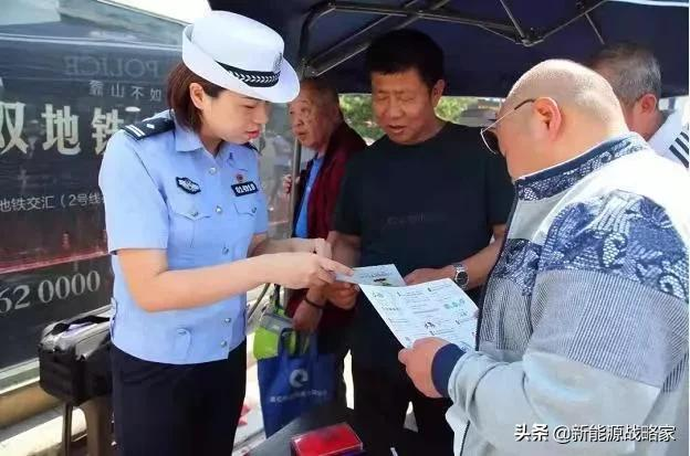 电动车上路,除了戴头盔,还要准备哪些东西?