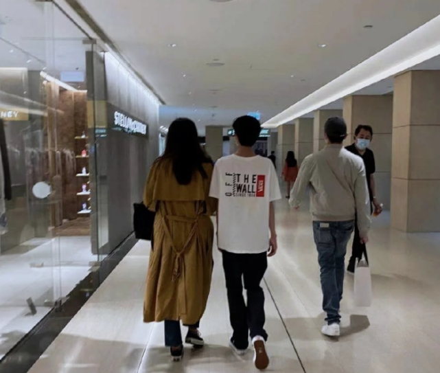 袁詠儀和張智霖一同出行，曬合照秀恩愛，魔童現身評論區“搗亂”