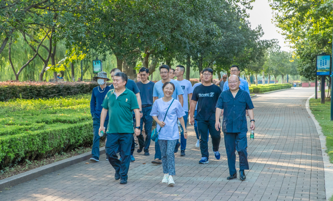 南京海事法院组织开展迎国庆健步走活动